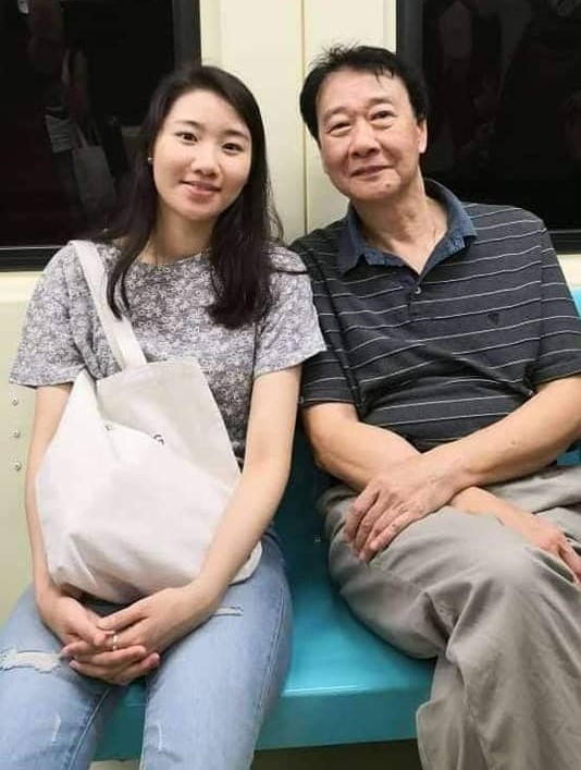 衛福部嘉義醫院麻醉科主任曾慶暉(右)的女兒曾以琳(左)在本月6日於南韓街頭遭到酒駕撞死,這曾慶暉夫婦相當傷心。 圖:翻攝自臉書 衛福部嘉義醫院麻醉科主任曾慶暉(右)的女兒曾以琳(左)在本月6日於南韓街頭遭到酒駕撞死,這曾慶暉夫婦相當傷心。 圖:翻攝自臉書