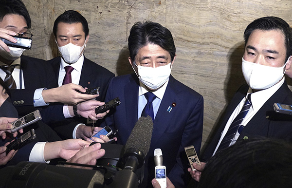 日本前首相安倍 (中) 針對「賞櫻會」事件受訪。 圖 : 翻攝自澎派新聞 日本前首相安倍 (中) 針對「賞櫻會」事件受訪。 圖 : 翻攝自澎派新聞