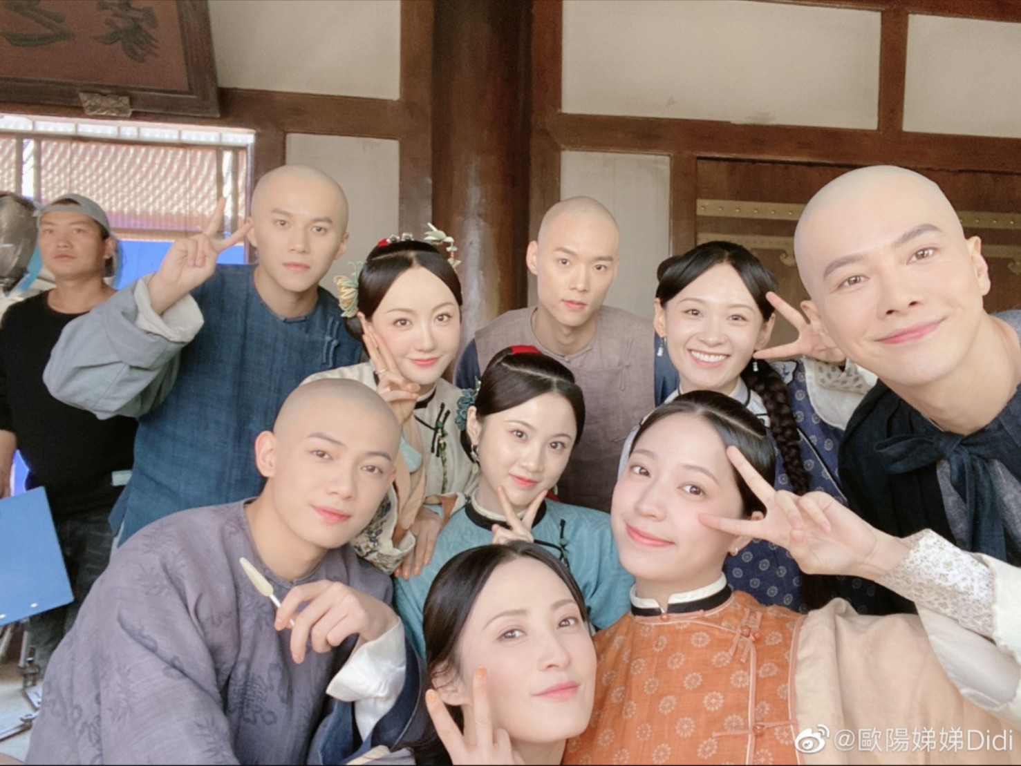歐陽娣娣與劇組合照。 圖:翻攝自歐陽娣娣微博 歐陽娣娣與劇組合照。 圖:翻攝自歐陽娣娣微博