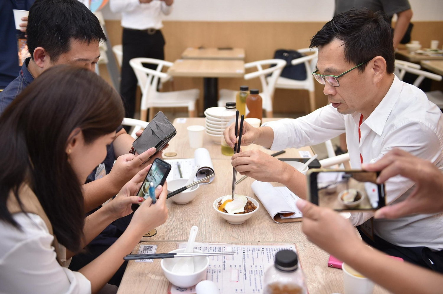 專業評審實地走訪店家試吃肉燥飯。 圖:高雄市政府/提供 專業評審實地走訪店家試吃肉燥飯。 圖:高雄市政府/提供