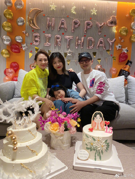 章子怡汪峰一家替大女兒慶生。 圖:翻攝自章子怡微博 章子怡汪峰一家替大女兒慶生。 圖:翻攝自章子怡微博