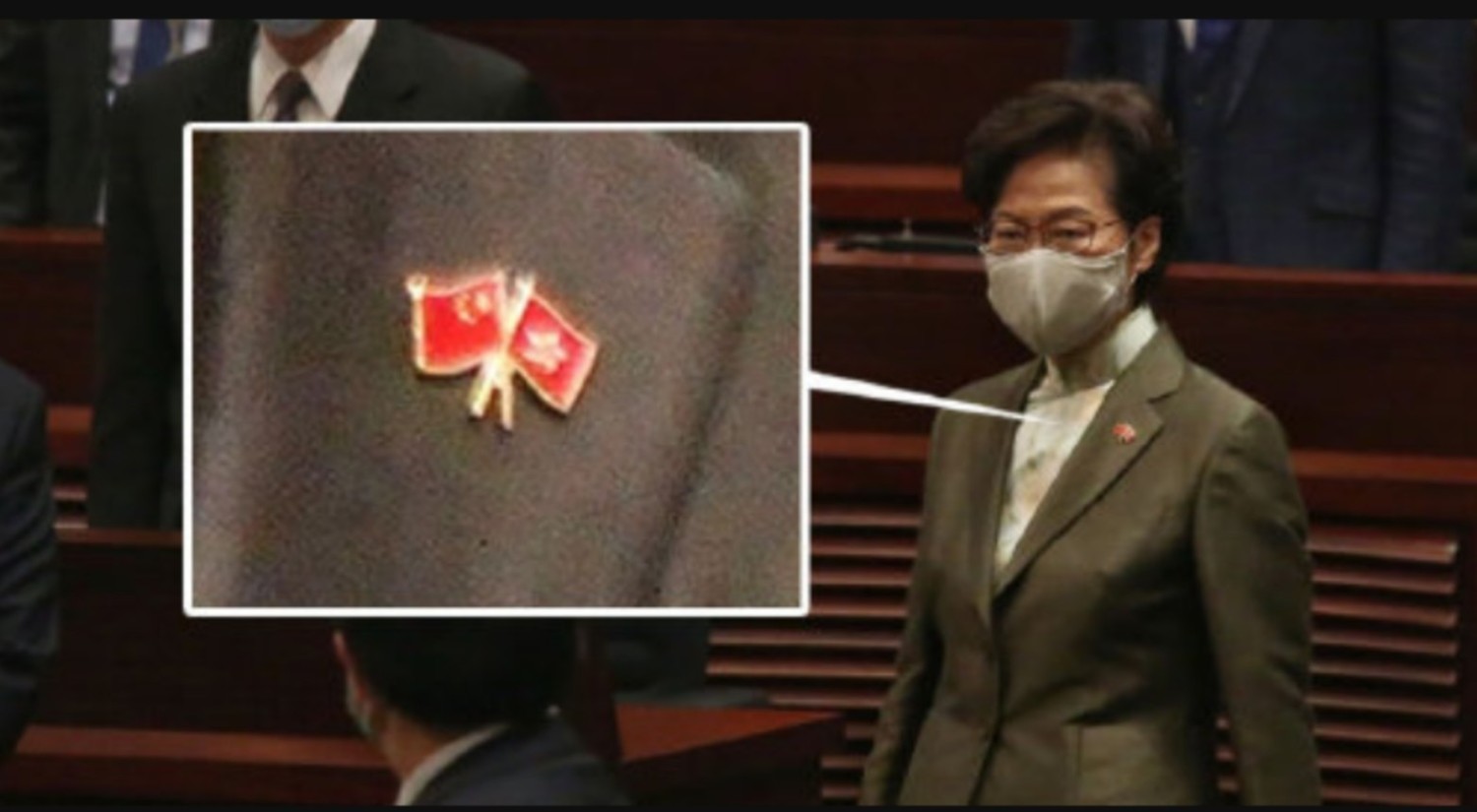 港媒稱林鄭月娥「首度」戴上「一國兩制」徽章。 圖:翻攝自俠客島微博 港媒稱林鄭月娥「首度」戴上「一國兩制」徽章。 圖:翻攝自俠客島微博