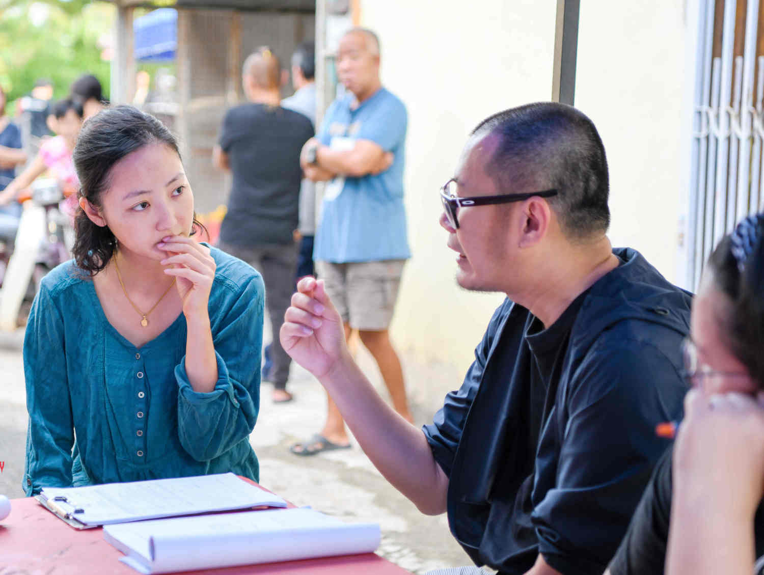 降頭無法以科學解釋,但馬國電檢局要求《南巫》導演張吉安親赴「解釋」,讓他大傷腦筋。圖為張吉安(右)與女主角吳俐旋(左)在討論拍攝。 圖:海鵬影業/提供 降頭無法以科學解釋,但馬國電檢局要求《南巫》導演張吉安親赴「解釋」,讓他大傷腦筋。圖為張吉安(右)與女主角吳俐旋(左)在討論拍攝。 圖:海鵬影業/提供