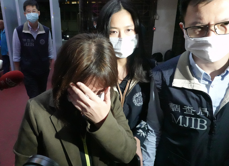 劉萍(前左)26日遭檢調約談,晚間被調查局移送北檢複訊。 圖:中央社 劉萍(前左)26日遭檢調約談,晚間被調查局移送北檢複訊。 圖:中央社