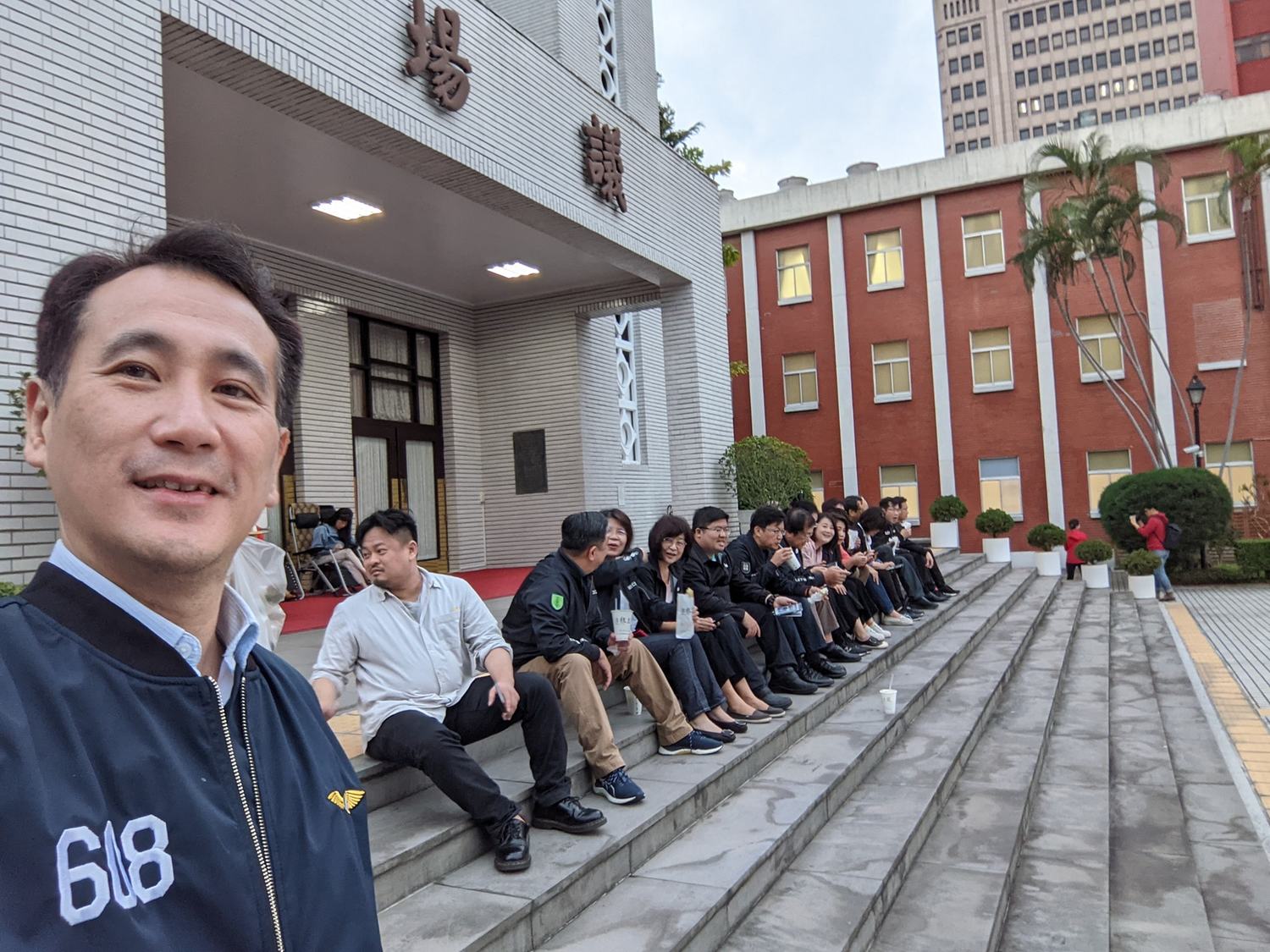 民進黨立委反攻議場先吃早餐  一開門搶攻立院4據點