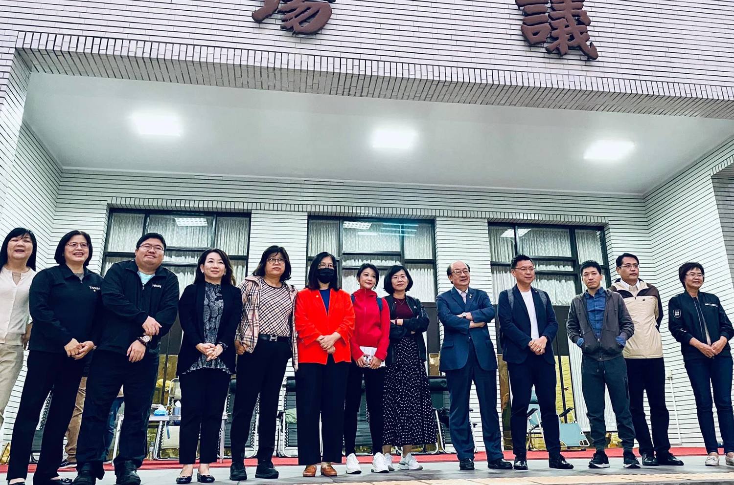數名民進黨立委今清晨許,赴立法院門前集合。 圖/蘇巧慧臉書 數名民進黨立委今清晨許,赴立法院門前集合。 圖/蘇巧慧臉書