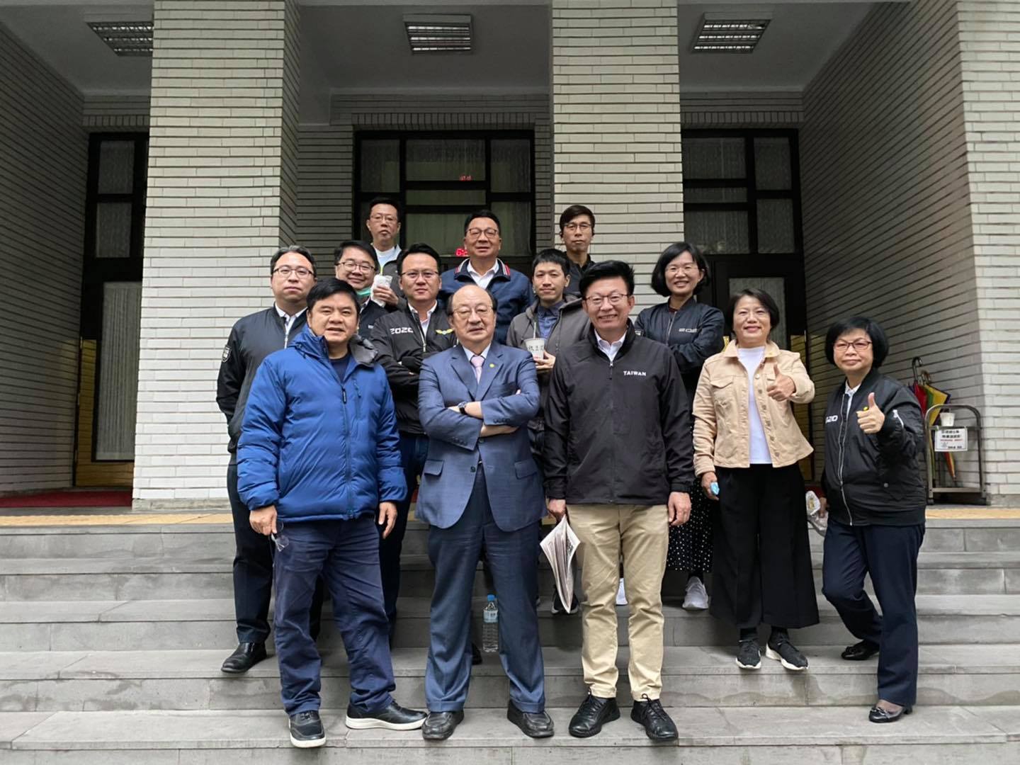 數名民進黨立委今清晨許,赴立法院門前集合。 圖/劉世芳臉書 數名民進黨立委今清晨許,赴立法院門前集合。 圖/劉世芳臉書