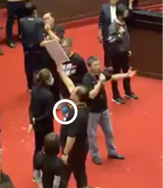 藍委配戴GoPro攝影機隨時記錄現場狀況。 圖/林奕華臉書直播截圖 藍委配戴GoPro攝影機隨時記錄現場狀況。 圖/林奕華臉書直播截圖