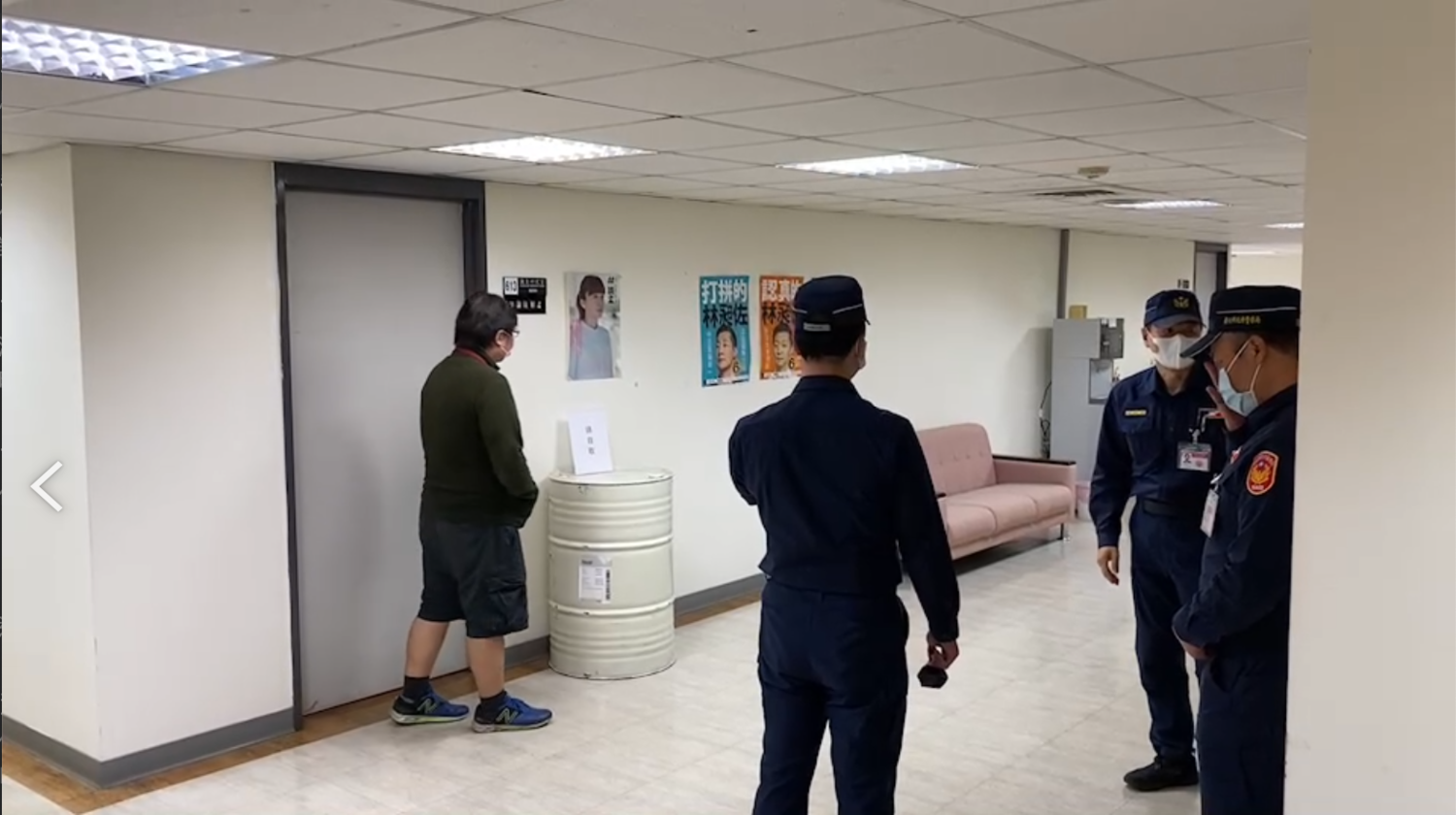 林穎孟今傳出想讓兩位辦公室主任離職,請駐衛警上辦公室協助。 圖:翻攝畫面 林穎孟今傳出想讓兩位辦公室主任離職,請駐衛警上辦公室協助。 圖:翻攝畫面