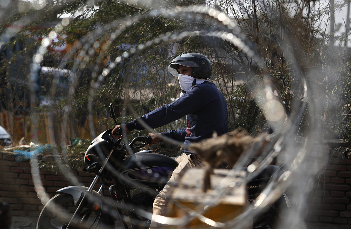 新德里的多處地鐵出入口也因為農民抗議活動關閉,警察全副武裝並設置了路障阻止抗議者前行,還使用催淚瓦斯和高壓水砲以試圖驅散抗議農民。 圖:達志影像/美聯社 新德里的多處地鐵出入口也因為農民抗議活動關閉,警察全副武裝並設置了路障阻止抗議者前行,還使用催淚瓦斯和高壓水砲以試圖驅散抗議農民。 圖:達志影像/美聯社