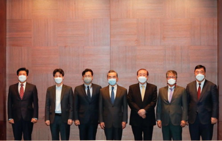 中國外交部長王毅會見南韓總統國家安全特別顧問文正仁。 圖 : 翻攝自中國外交部 中國外交部長王毅會見南韓總統國家安全特別顧問文正仁。 圖 : 翻攝自中國外交部