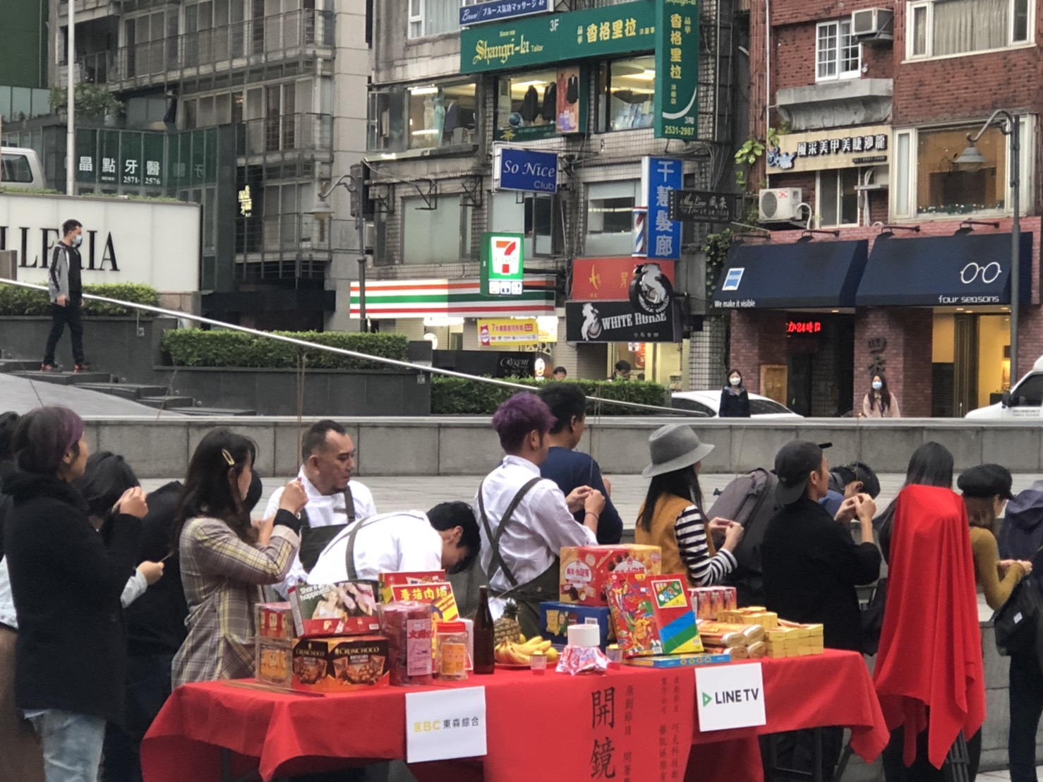 黃秋生因是基督徒的關係,所以只能退到後面看著大家向4面拜拜。 圖:楊瑾錚/攝 黃秋生因是基督徒的關係,所以只能退到後面看著大家向4面拜拜。 圖:楊瑾錚/攝