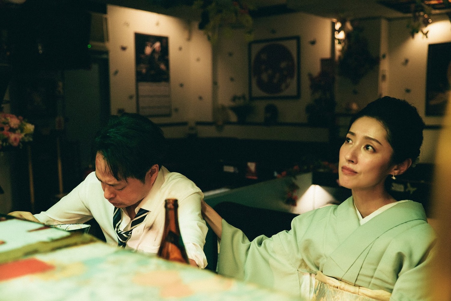 田中千繪(右)飾演酒吧老闆娘安慰鄭有傑飾演的吉岡,而這一幕正是鄭有傑分享的,當田中千繪一安慰他,他就一把眼淚一把鼻涕地流出來了。 圖:七胖娛樂有限公司/提供 田中千繪(右)飾演酒吧老闆娘安慰鄭有傑飾演的吉岡,而這一幕正是鄭有傑分享的,當田中千繪一安慰他,他就一把眼淚一把鼻涕地流出來了。 圖:七胖娛樂有限公司/提供