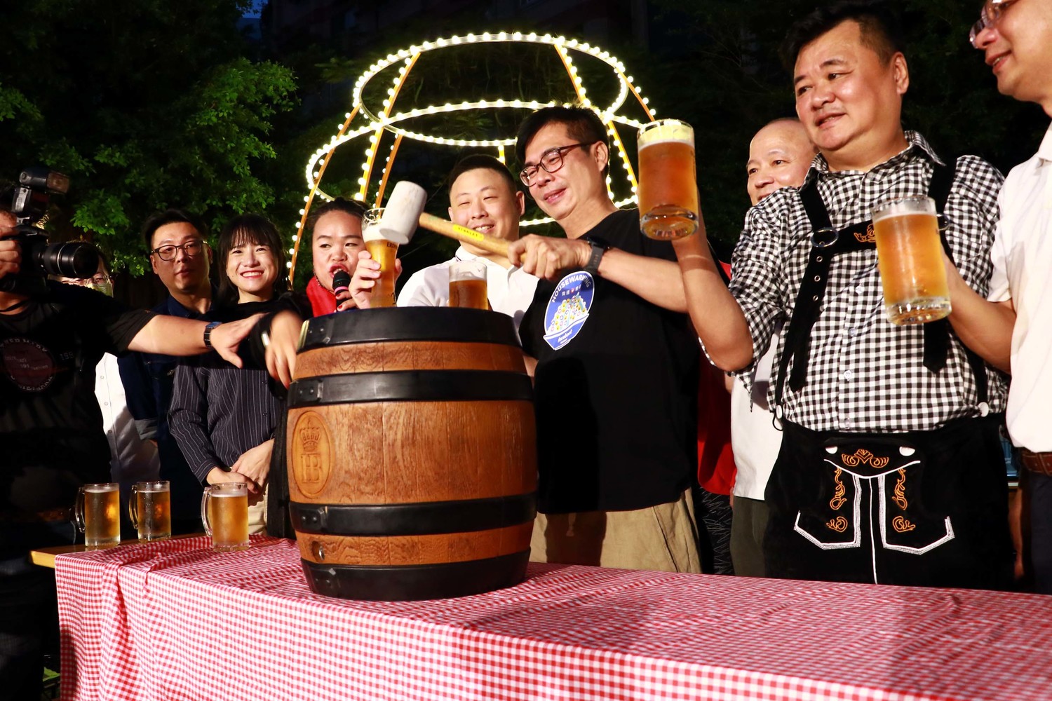 陳其邁(右三)敲下橡木桶象徵「愛河啤酒花園」正式揭幕。 圖:高雄市政府/提供 陳其邁(右三)敲下橡木桶象徵「愛河啤酒花園」正式揭幕。 圖:高雄市政府/提供