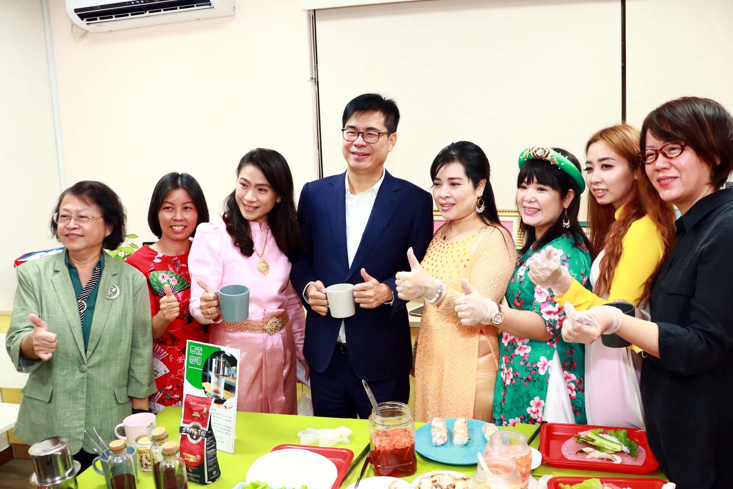 陳其邁(左四)與越南新住民合影。 圖:高雄市政府/提供 陳其邁(左四)與越南新住民合影。 圖:高雄市政府/提供