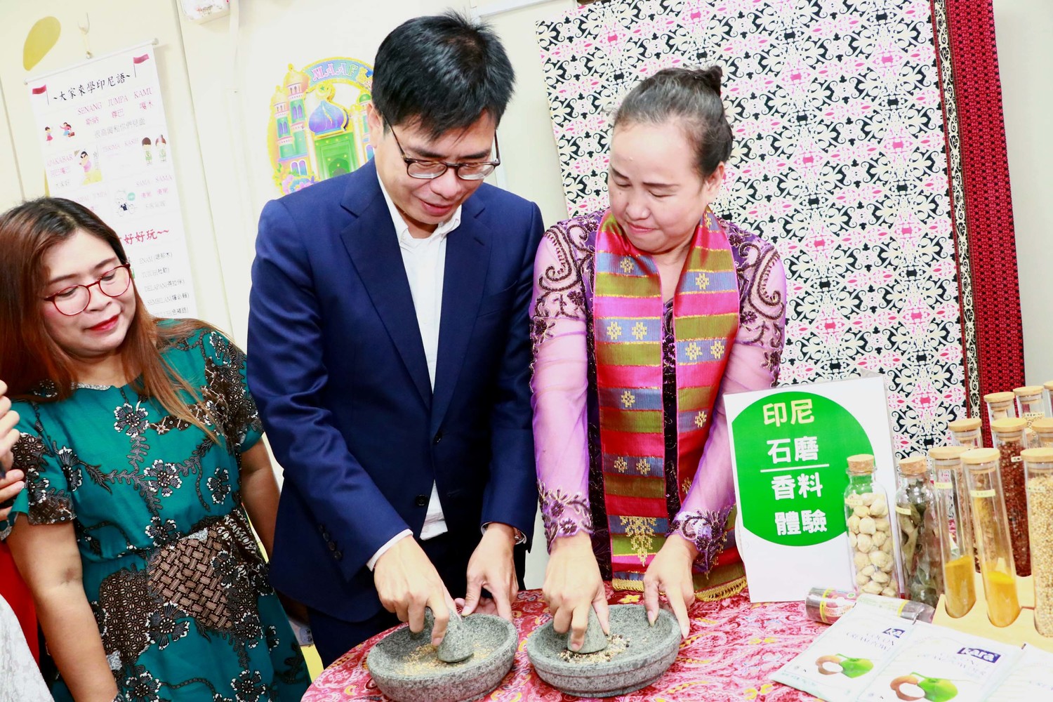 陳其邁(中)體驗現磨印尼香料。 圖:高雄市政府/提供 陳其邁(中)體驗現磨印尼香料。 圖:高雄市政府/提供