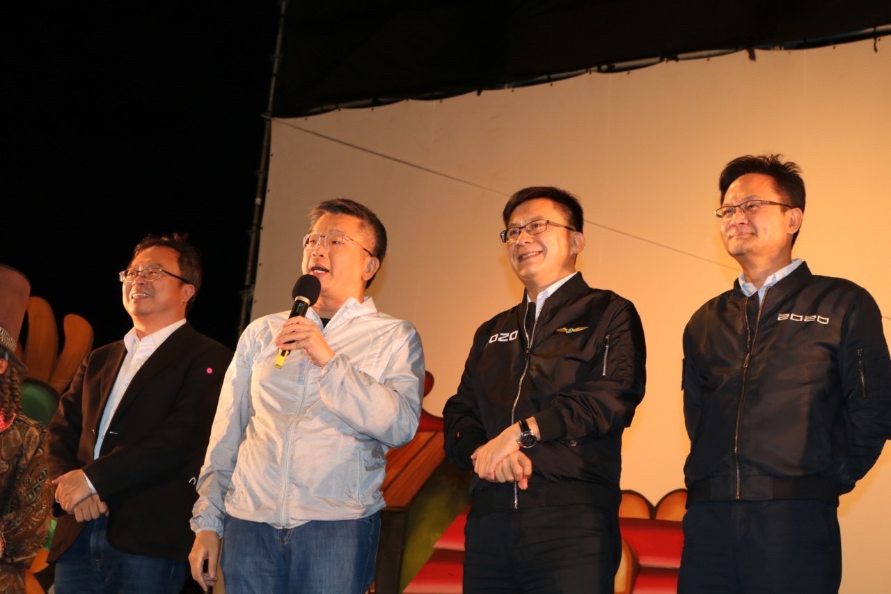 立委廖萬堅邀請紙風車劇團到南屯大文山地區來首次演出,立法院副院長蔡其昌、市議員張耀中、文山里長何中信等多位里長也都到場同樂。 張廖萬堅服務處/提供 立委廖萬堅邀請紙風車劇團到南屯大文山地區來首次演出,立法院副院長蔡其昌、市議員張耀中、文山里長何中信等多位里長也都到場同樂。 張廖萬堅服務處/提供
