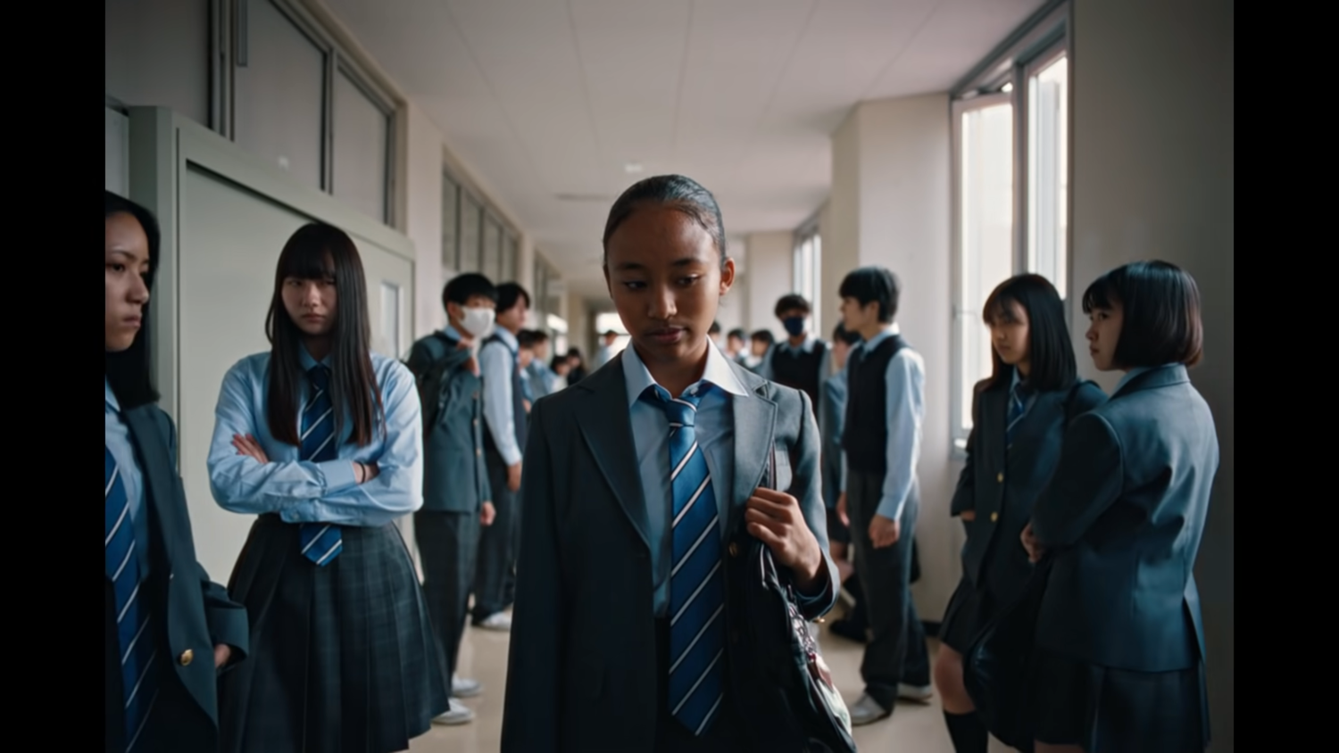 NIKE JAPAN最新廣告中出現不同種族的學生在日本被霸凌的情節。   圖：翻攝自NIKE JAPAN Youtube(photo:NewTalk)