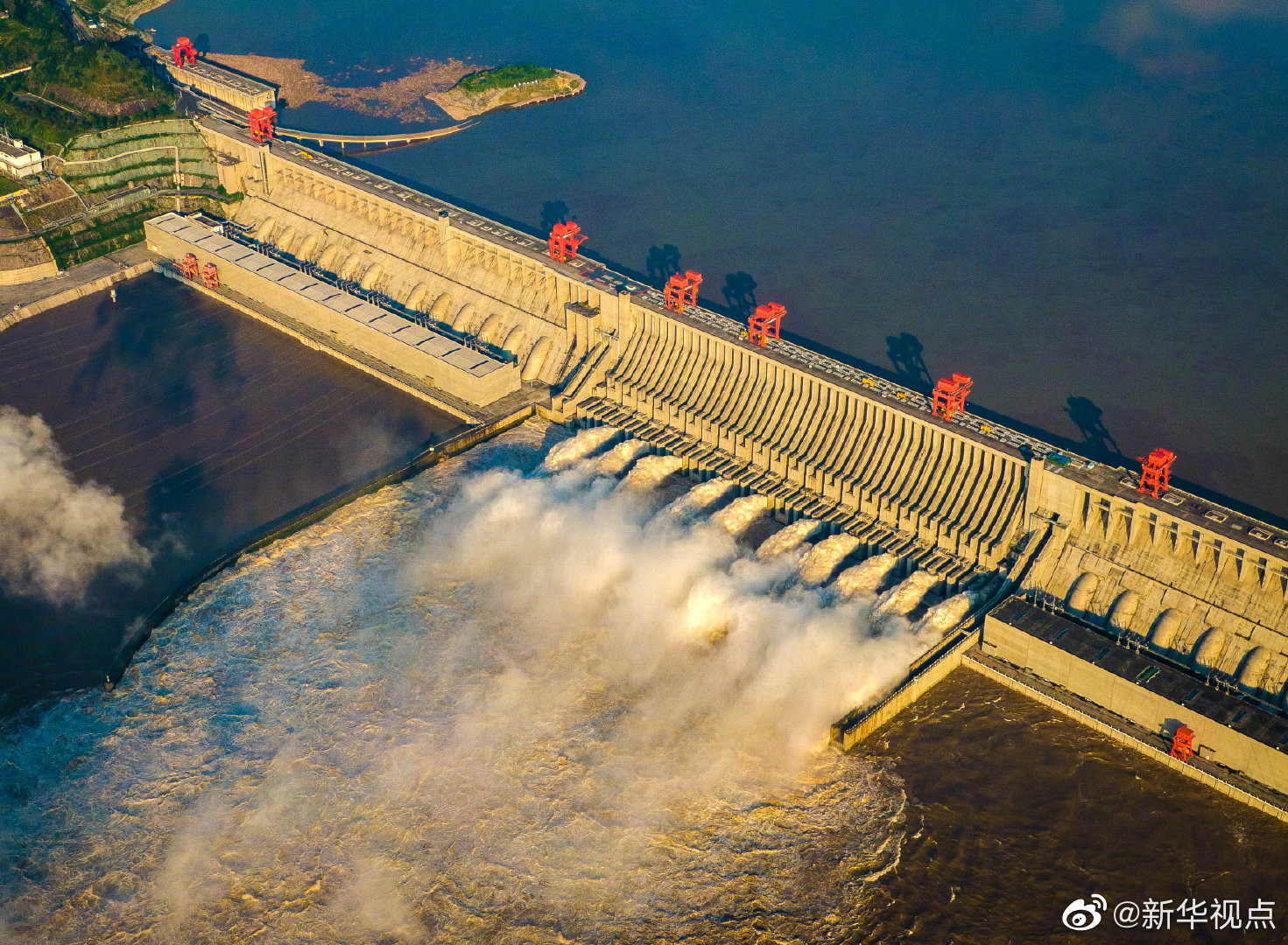 中國官方宣稱「雅魯藏布江下游水電開發」計畫形同於三個三峽大壩。圖為三峽大壩。   圖：翻攝自新華網微博(photo:NewTalk)