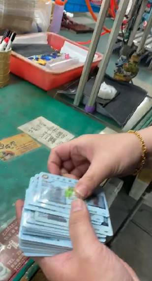 勞工局現場一一查核移工居留證身分。 圖:新北市勞工局 / 提供 勞工局現場一一查核移工居留證身分。 圖:新北市勞工局 / 提供