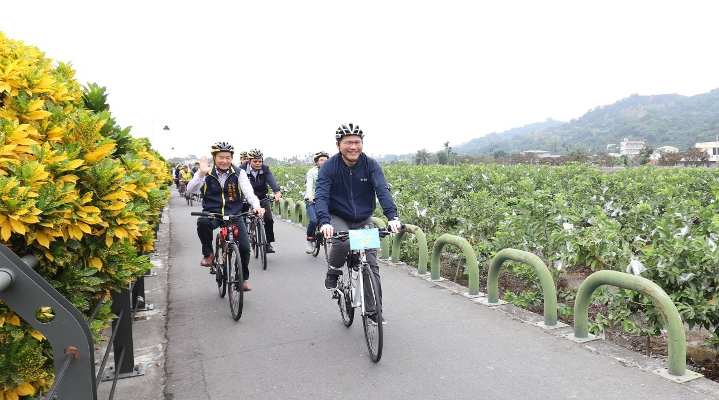 林佳龍與彰化地方人士一同騎自行車體驗及考察自行車道現況。 圖:參山處/提供 林佳龍與彰化地方人士一同騎自行車體驗及考察自行車道現況。 圖:參山處/提供