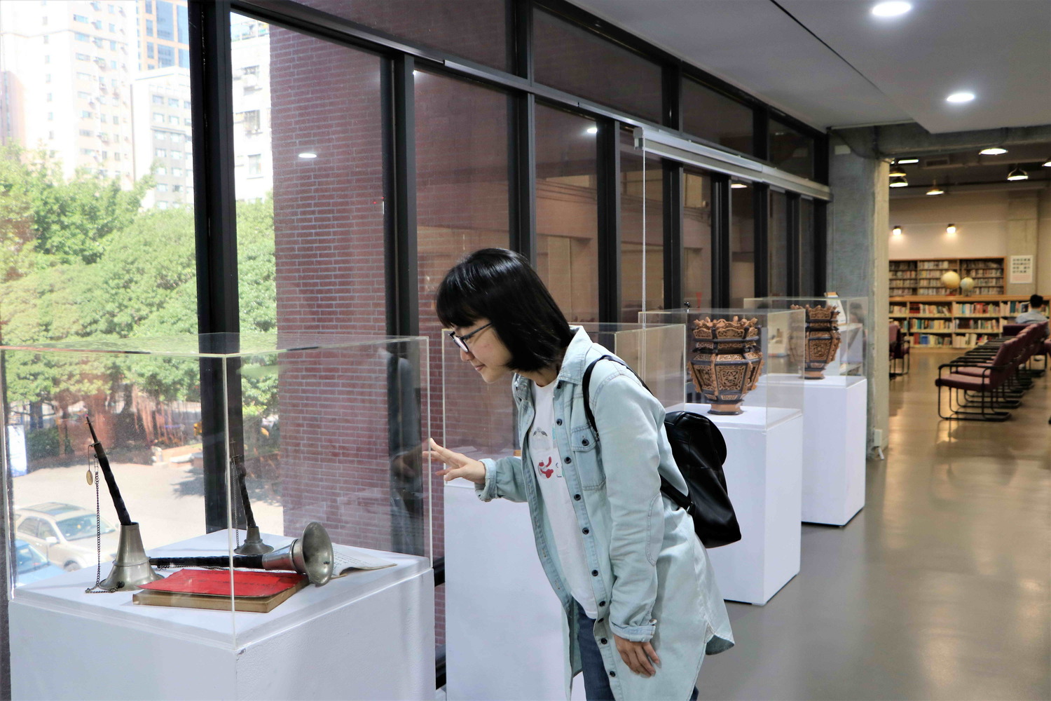 「海角七號」茂伯曾使用過的北管月琴、以及北管亂彈人間國寶邱火榮先生所傳承的樂譜。 圖:新北市立圖書館提供 「海角七號」茂伯曾使用過的北管月琴、以及北管亂彈人間國寶邱火榮先生所傳承的樂譜。 圖:新北市立圖書館提供