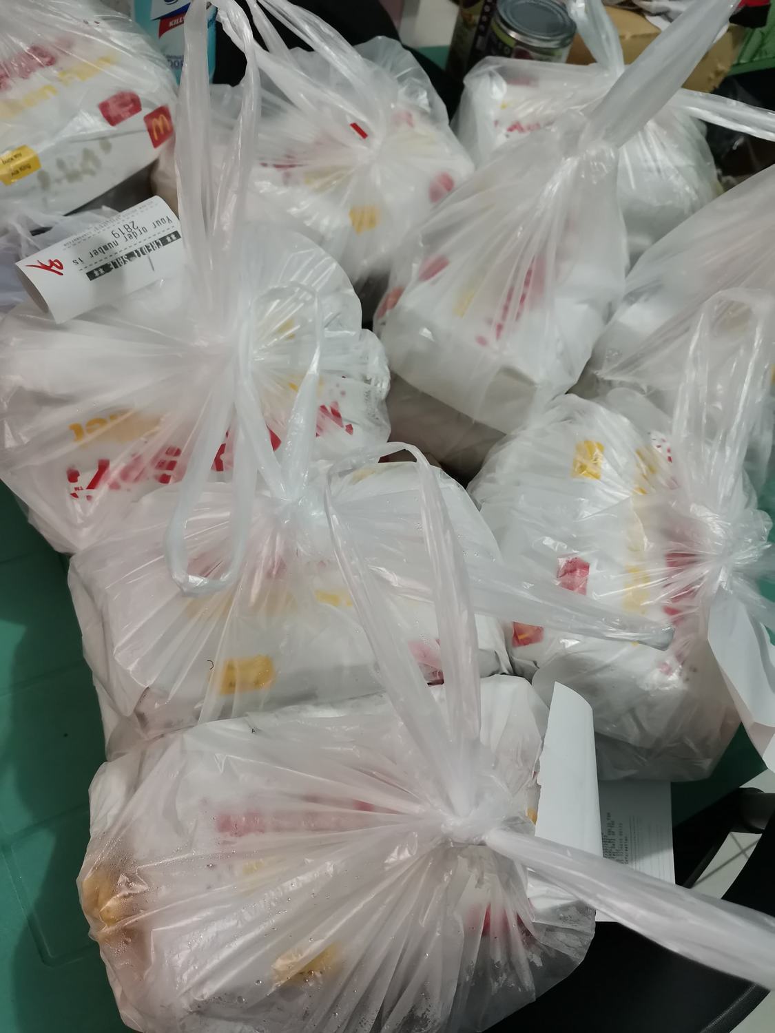 鄰居見狀,紛紛掏腰包買下誤訂的訂單,幫助小女孩脫離尷尬窘境。 圖:翻攝自網友Dann Kayne Suarez臉書 鄰居見狀,紛紛掏腰包買下誤訂的訂單,幫助小女孩脫離尷尬窘境。 圖:翻攝自網友Dann Kayne Suarez臉書