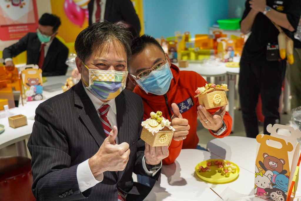 新北市副市長吳明機、立委洪孟楷 (右)體驗卡滋爆米花觀光工廠薑餅屋DIY。 圖:新北市經發局提供 新北市副市長吳明機、立委洪孟楷 (右)體驗卡滋爆米花觀光工廠薑餅屋DIY。 圖:新北市經發局提供
