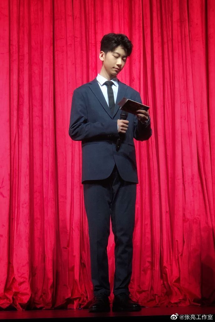 年僅13歲的天天擁有逆天長腿,遺傳老爸好基因。 圖:翻攝自張亮工作室微博 年僅13歲的天天擁有逆天長腿,遺傳老爸好基因。 圖:翻攝自張亮工作室微博