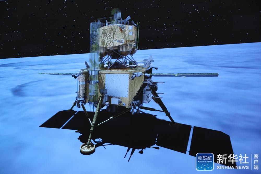 中國發射「嫦娥5號」登月探測器，於台北時間晚上11時成功降落月球表面，並傳回降落影像，成為中國第三個登月的探測器。   圖 : 翻攝自新華社(photo:NewTalk)