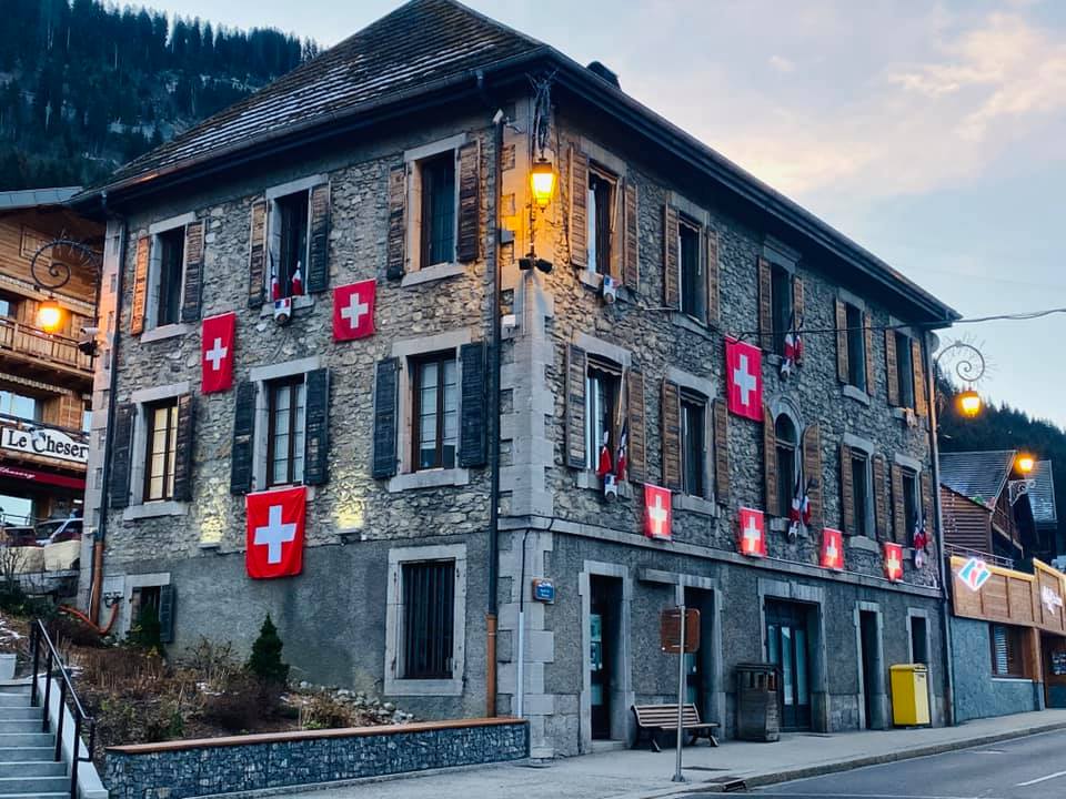 因防疫關滑雪場超不爽! 法國這一市直接改掛瑞士國旗