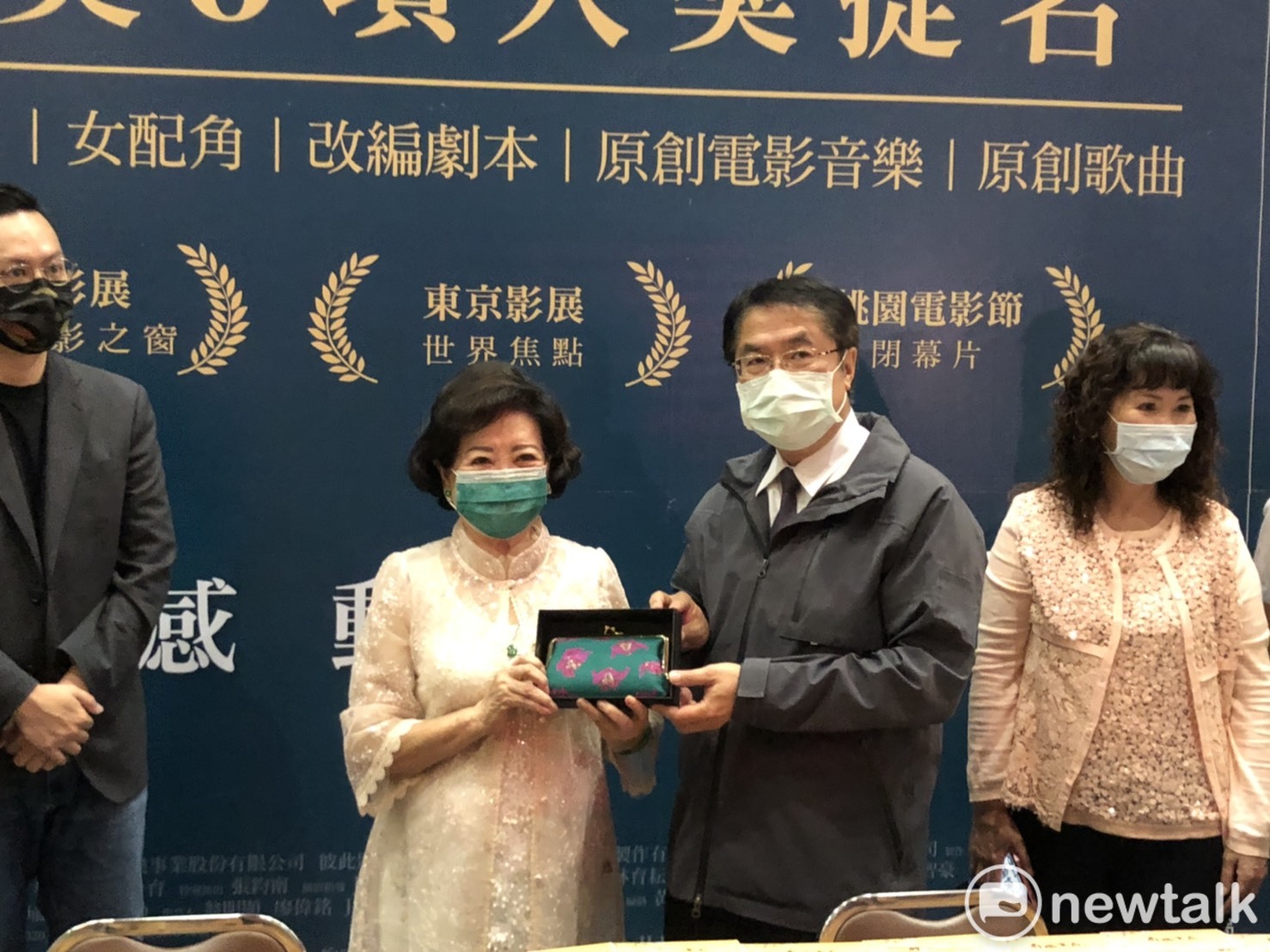 《孤味》電影票房破億  黃偉哲偕陳淑芳發蝦捲送影迷