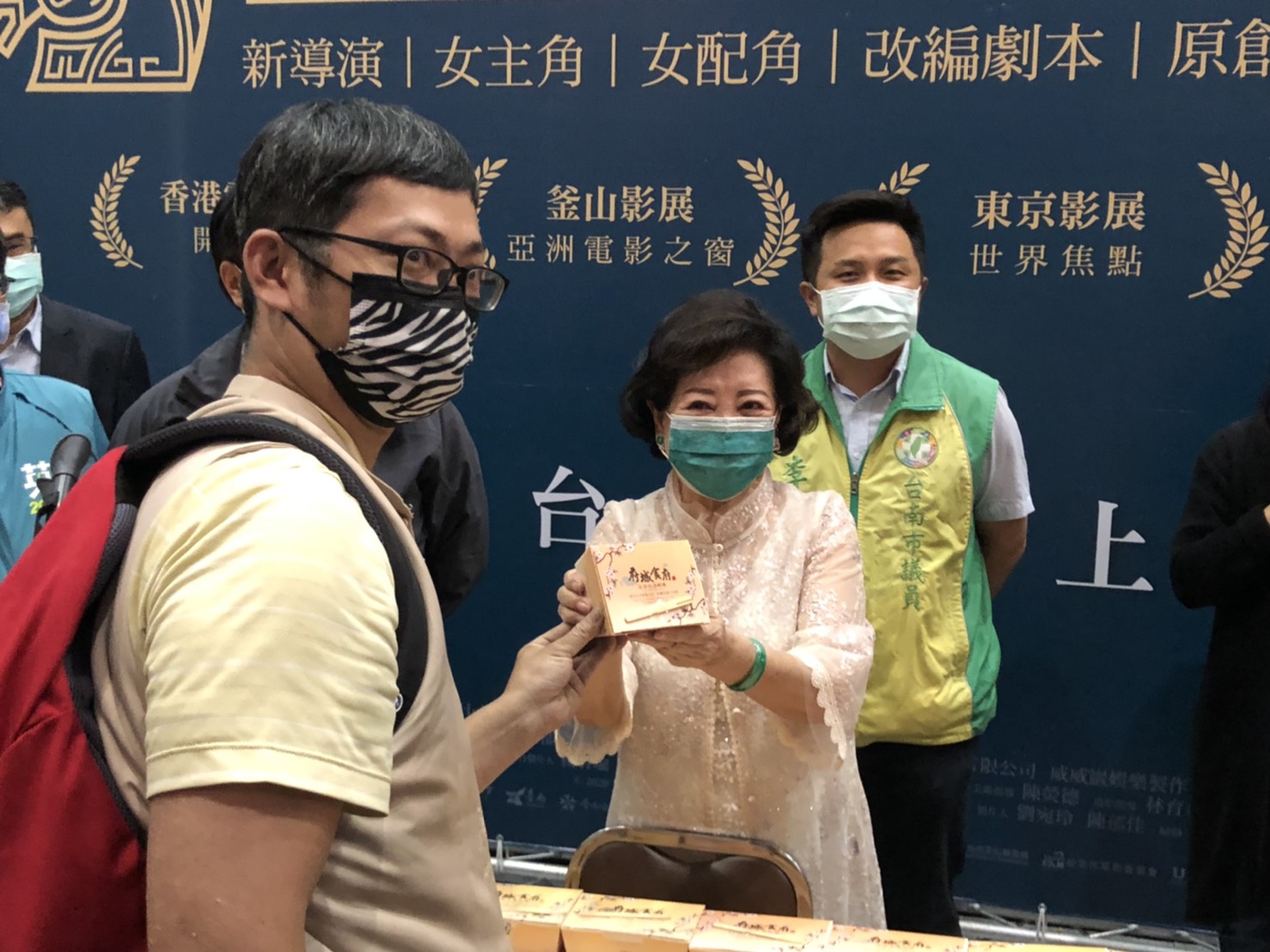 陳淑芳親手送上蝦卷給影迷。 圖:黃博郎/攝 陳淑芳親手送上蝦卷給影迷。 圖:黃博郎/攝