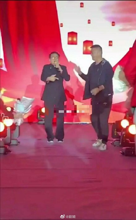 成龍出席某商演,舞台簡陋,現場觀眾毫無秩序。 圖:翻攝自劇娘微博 成龍出席某商演,舞台簡陋,現場觀眾毫無秩序。 圖:翻攝自劇娘微博