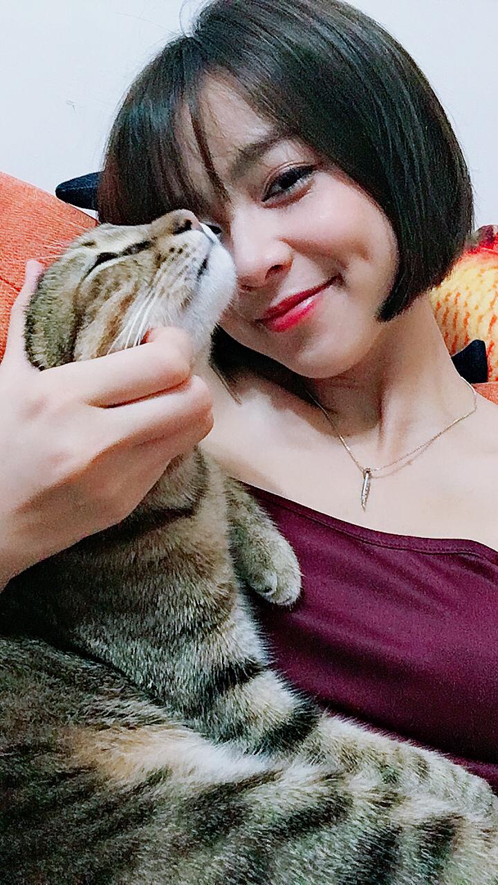 蔡祥和她養的兩隻貓一起主持播客節目。 圖:好好聽FM/提供 蔡祥和她養的兩隻貓一起主持播客節目。 圖:好好聽FM/提供