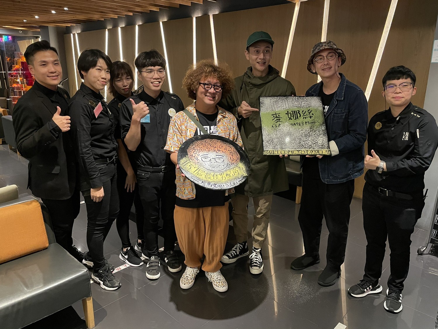 《同學麥娜絲》勤跑QA巡迴,工作結束後竟還收到餐廳贈送的精緻手繪圖。 圖:甲上娛樂/提供 《同學麥娜絲》勤跑QA巡迴,工作結束後竟還收到餐廳贈送的精緻手繪圖。 圖:甲上娛樂/提供