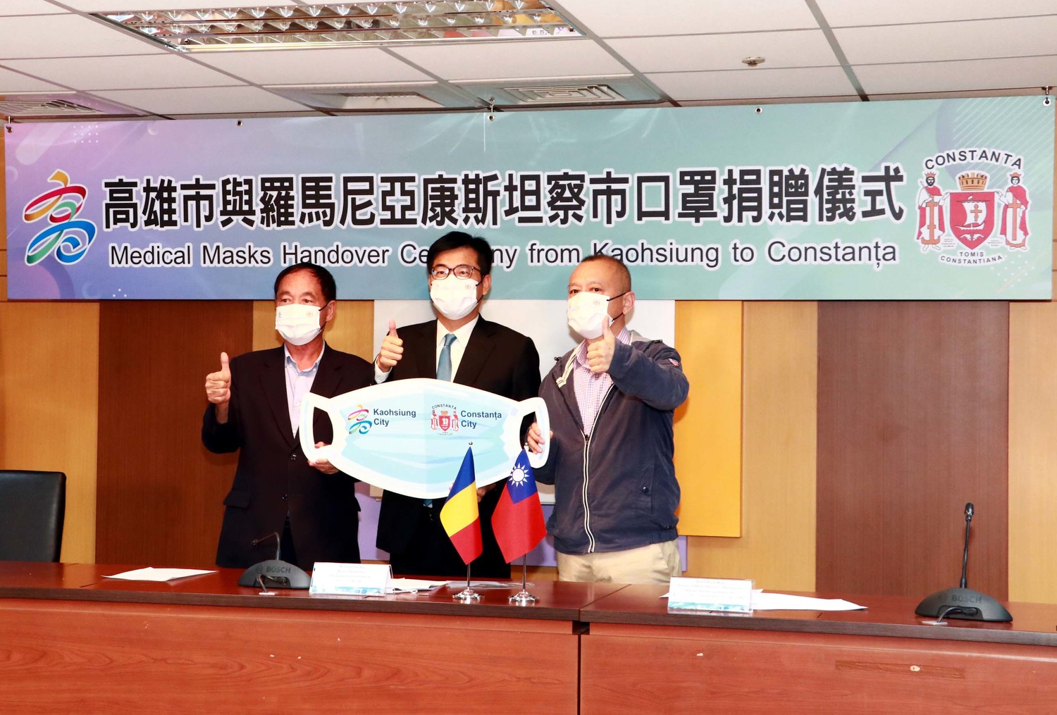 Kaohsiung is helping！ 陳其邁代表捐贈羅馬尼亞20萬份口罩