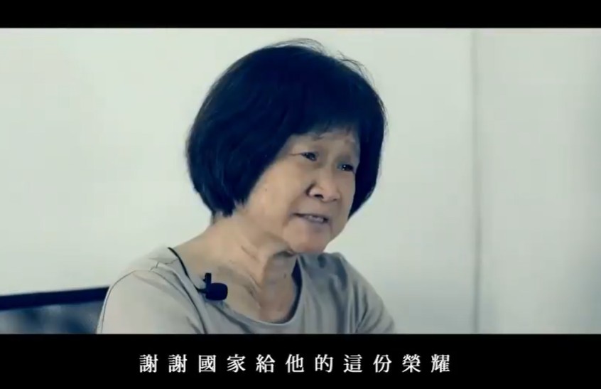 殉職飛官朱冠甍母親現身空軍影片｢謝謝國家給他這份榮耀｣網友哭了