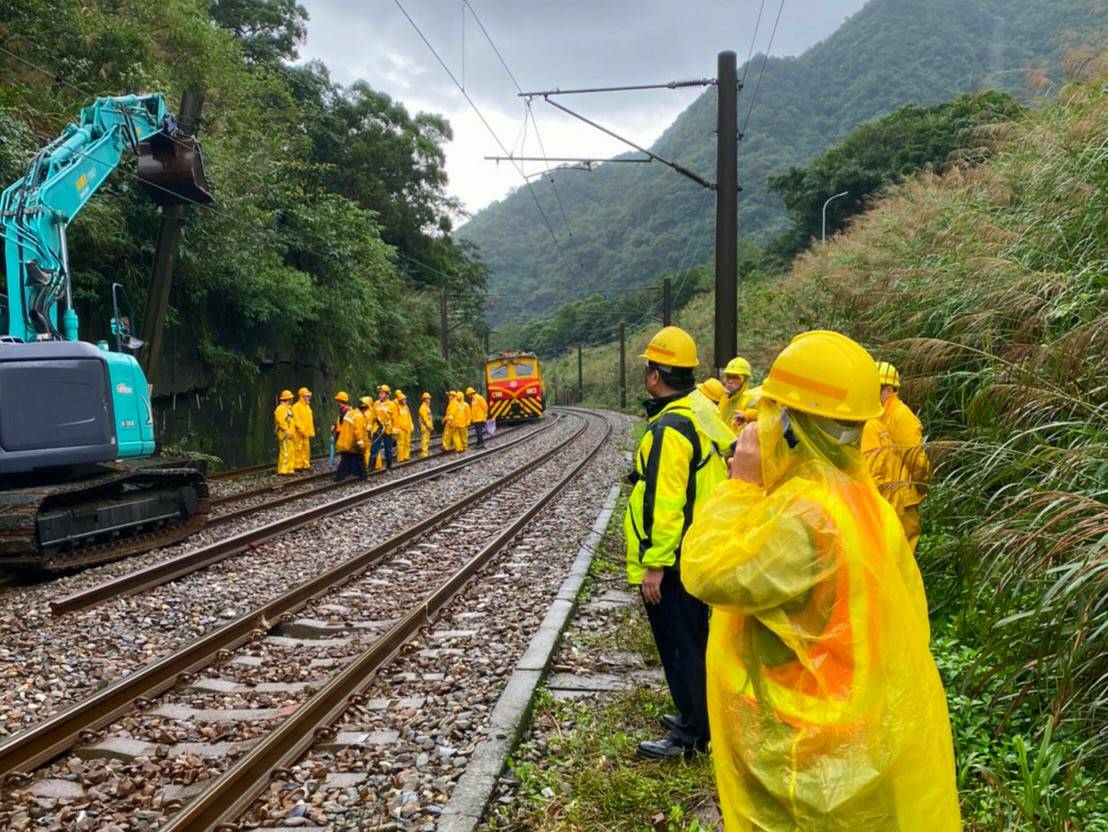 去年12月4日,台鐵瑞芳猴硐段因連日豪雨,發生邊坡滑動,導致台北往返宜花東的鐵路交通因此中斷 圖:台鐵局/提供 (資料照) 去年12月4日,台鐵瑞芳猴硐段因連日豪雨,發生邊坡滑動,導致台北往返宜花東的鐵路交通因此中斷 圖:台鐵局/提供 (資料照)