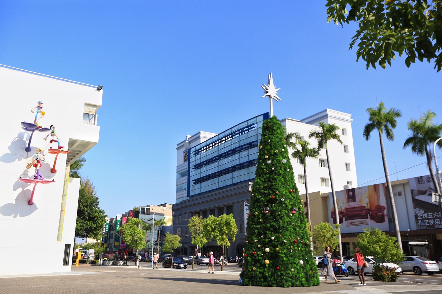白天新營聖誕樹的樣子。 圖:台南市觀旅局/提供 白天新營聖誕樹的樣子。 圖:台南市觀旅局/提供