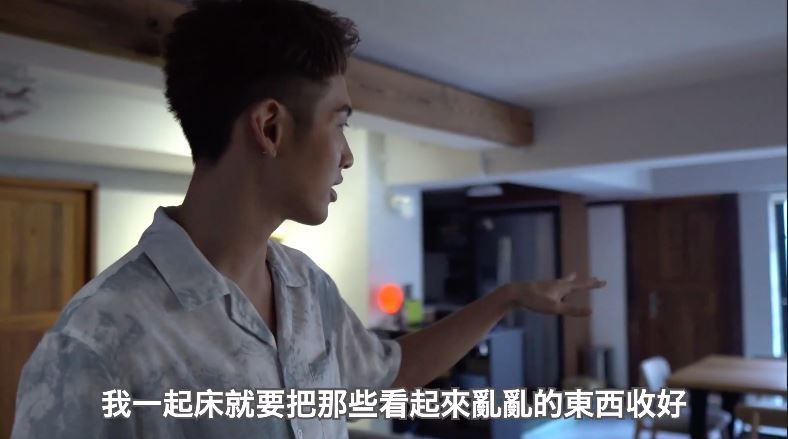 柯震東在影片中說自己有強迫症,早上起床看到亂亂的東西就會想收拾好。 圖:翻攝YouTube 柯震東在影片中說自己有強迫症,早上起床看到亂亂的東西就會想收拾好。 圖:翻攝YouTube