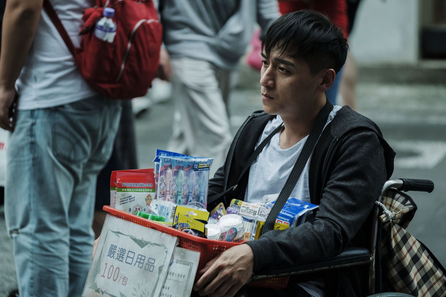 《親愛的殺手》中鄭人碩飾演下肢癱瘓的殘疾人士,一場他在西門町叫賣口香糖,被不少路人認出。 圖:威視電影/提供 《親愛的殺手》中鄭人碩飾演下肢癱瘓的殘疾人士,一場他在西門町叫賣口香糖,被不少路人認出。 圖:威視電影/提供