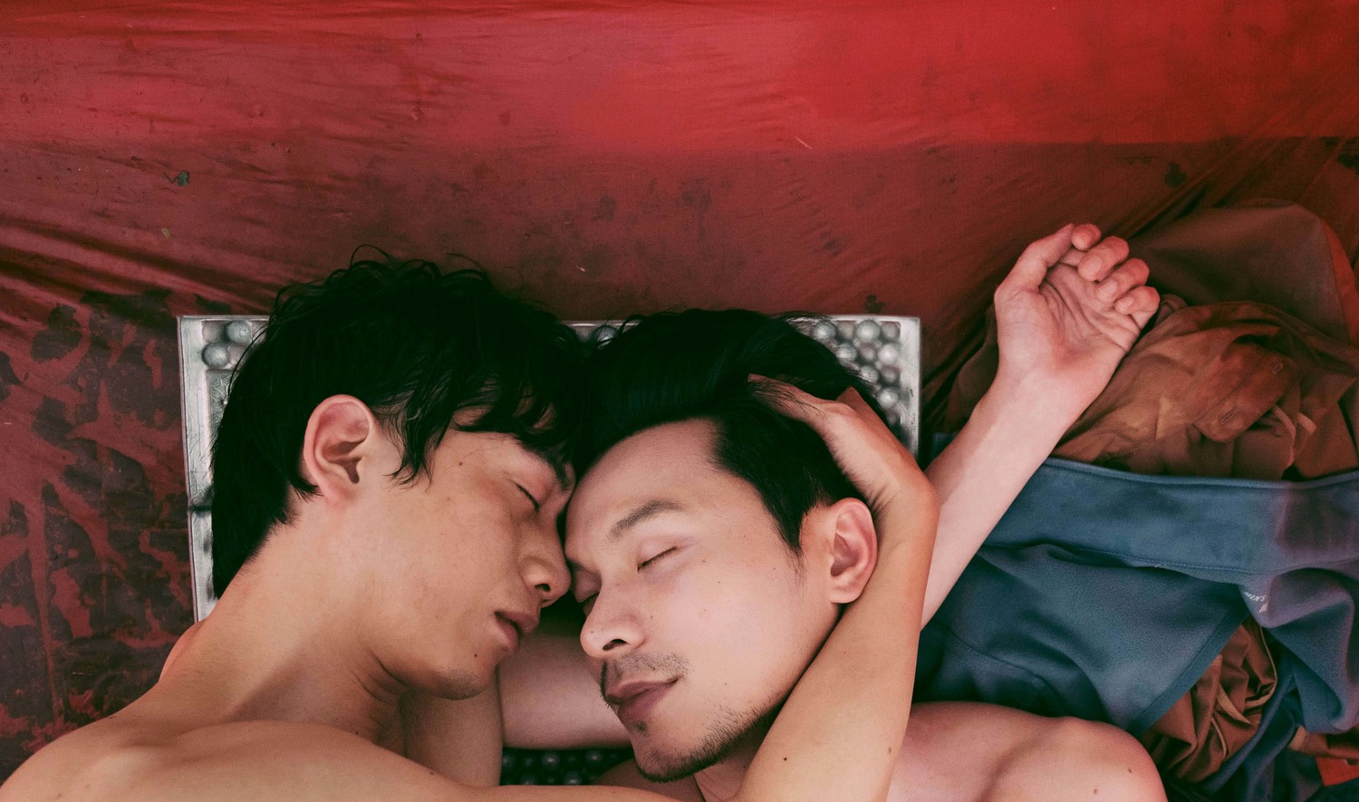 (影)帳棚內裸上身激吻！莫子儀、姚淳耀激情戲曝光