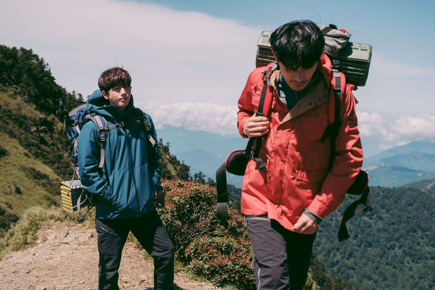 莫子儀(左後)與姚淳耀(右前)在《親愛的房客》中飾演在大學登山社認識的同學。 圖:牽猴子整合行銷/提供 莫子儀(左後)與姚淳耀(右前)在《親愛的房客》中飾演在大學登山社認識的同學。 圖:牽猴子整合行銷/提供