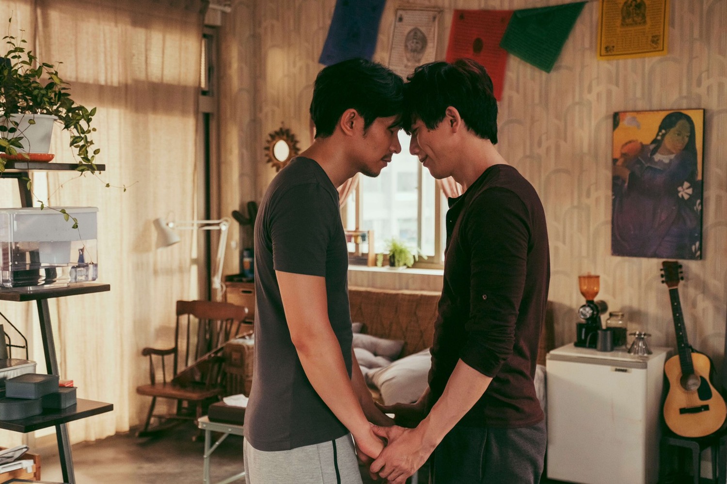 莫子儀(右)與姚淳耀(左)在《親愛的房客》中飾演一對靈魂伴侶。 圖:牽猴子整合行銷/提供 莫子儀(右)與姚淳耀(左)在《親愛的房客》中飾演一對靈魂伴侶。 圖:牽猴子整合行銷/提供