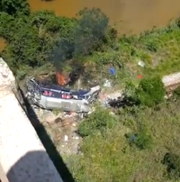 巴西一輛遊覽車自當地人稱「彎橋」（Ponte Torta）的高架橋摔落地面。(photo:NewTalk)