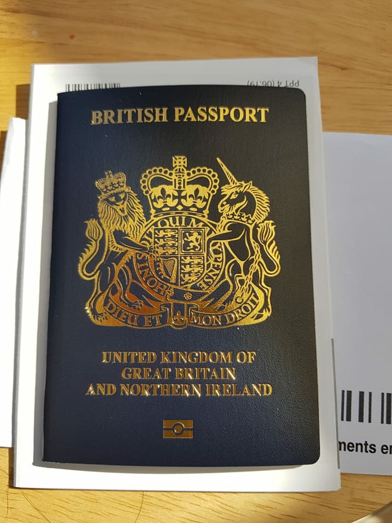 2020年版英國護照封面,英國本土公民護照及英國國民(海外)護照均採用此版本護照。 圖:取自維基百科 2020年版英國護照封面,英國本土公民護照及英國國民(海外)護照均採用此版本護照。 圖:取自維基百科