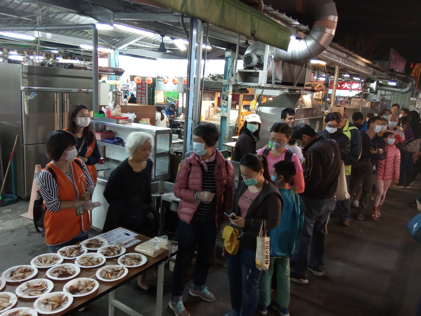 青年凱旋夜市的促銷活動推出烤乳豬免費試吃。 圖:孫家銘/攝 青年凱旋夜市的促銷活動推出烤乳豬免費試吃。 圖:孫家銘/攝