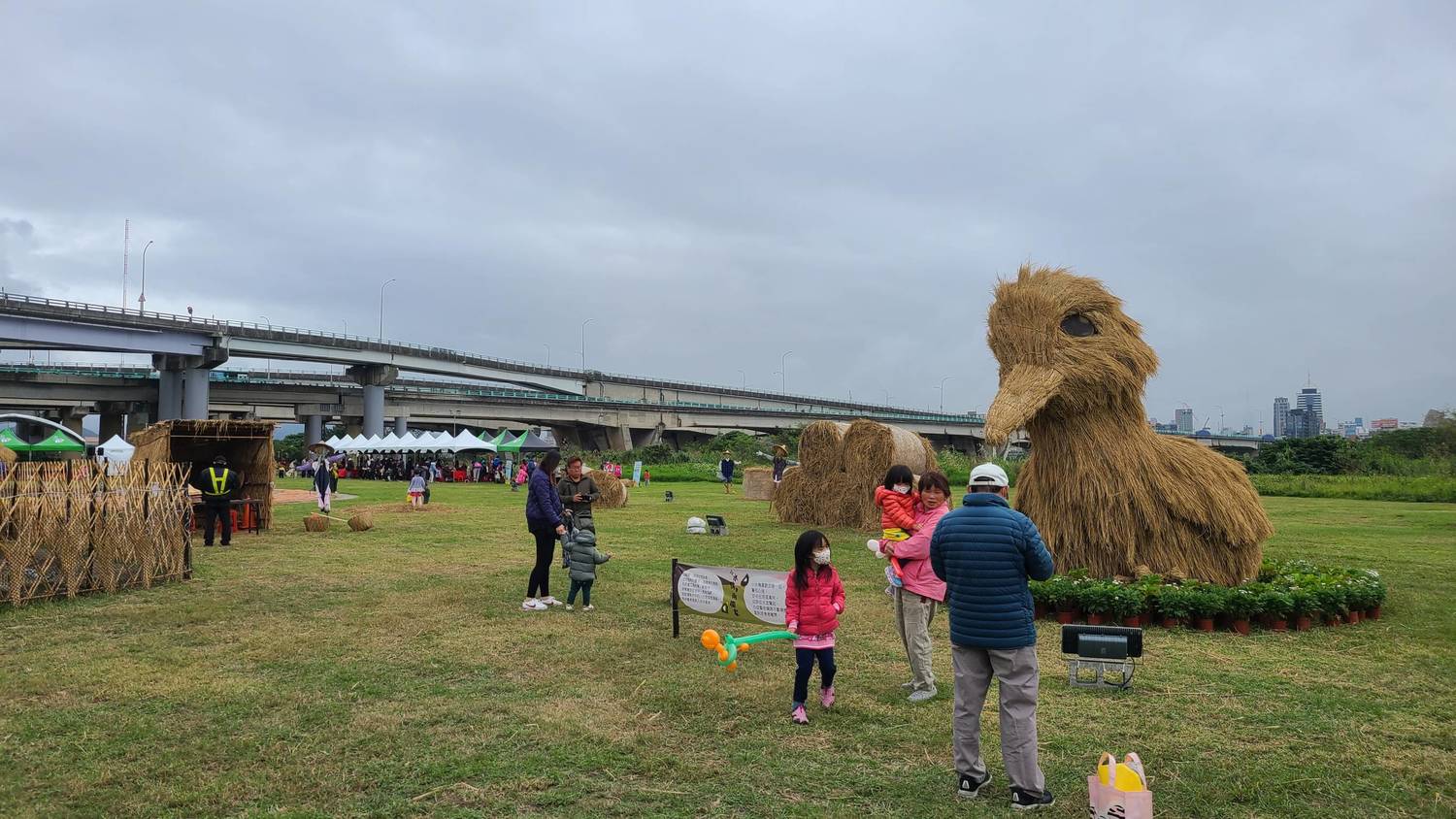 巨型稻草鴨。 圖:新北市水利局提供 巨型稻草鴨。 圖:新北市水利局提供
