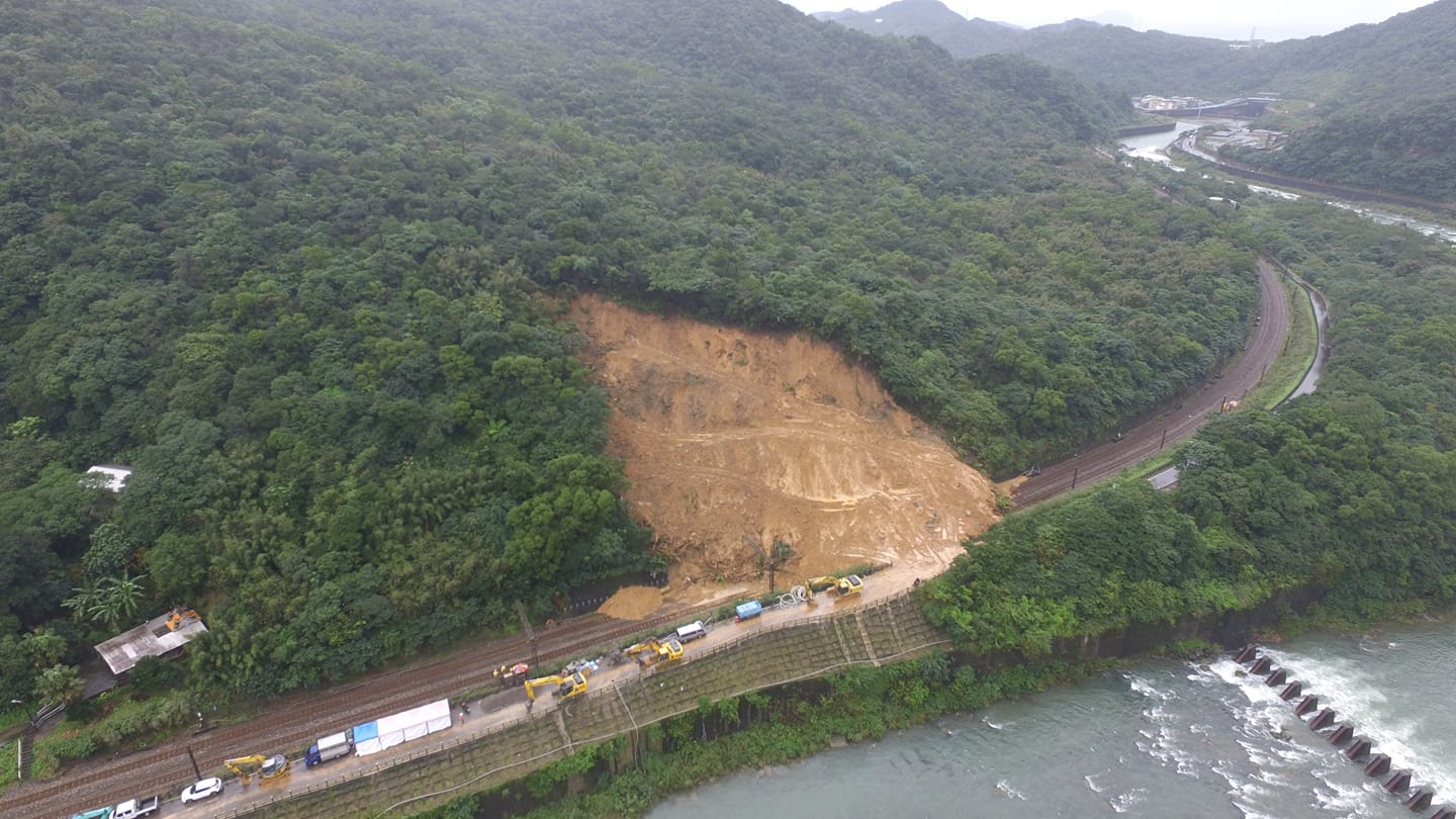 12月4日台鐵瑞芳-猴硐路線發生落石事件,目前工程人員搶修中。 圖/翻攝自交通部臺灣鐵路管理局 TRA臉書 12月4日台鐵瑞芳-猴硐路線發生落石事件,目前工程人員搶修中。 圖/翻攝自交通部臺灣鐵路管理局 TRA臉書